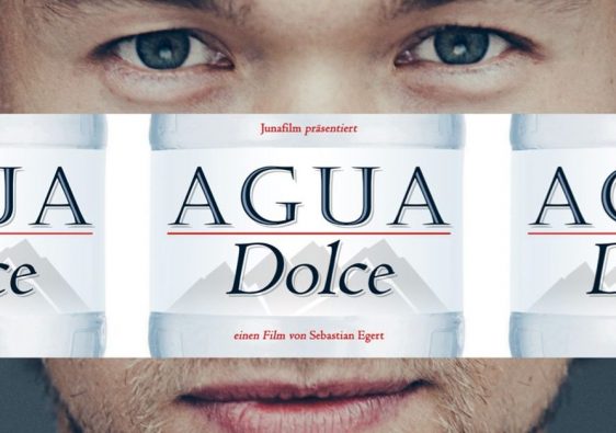 The face of a man being covered by the title "Junafilm präsentiert Agua Dolce - Einen Film von Sebastian Egert."